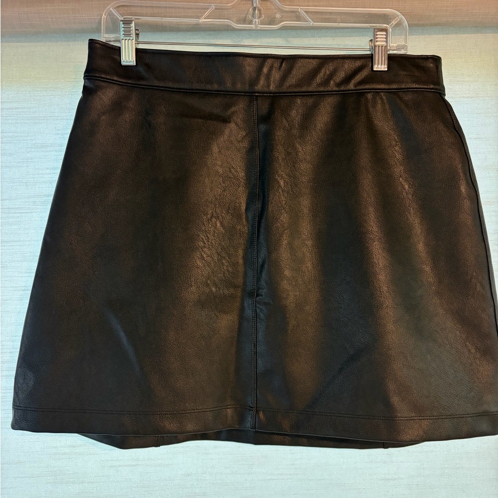Spanx black faux leather skort. Size Large.